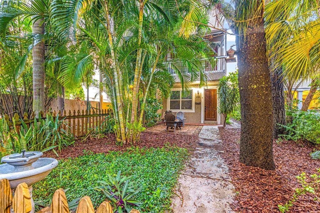 330 LANG COURT N UNIT 1 ST PETERSBURG, FL 33701