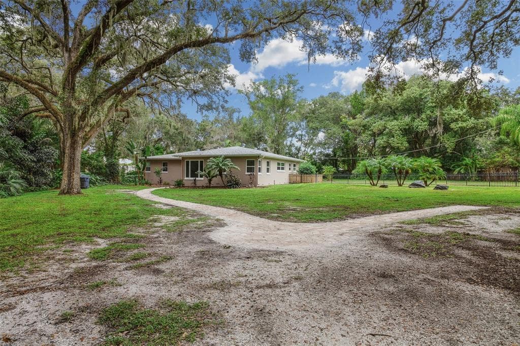 4216 LAKEWOOD DRIVE SEFFNER, FL 33584