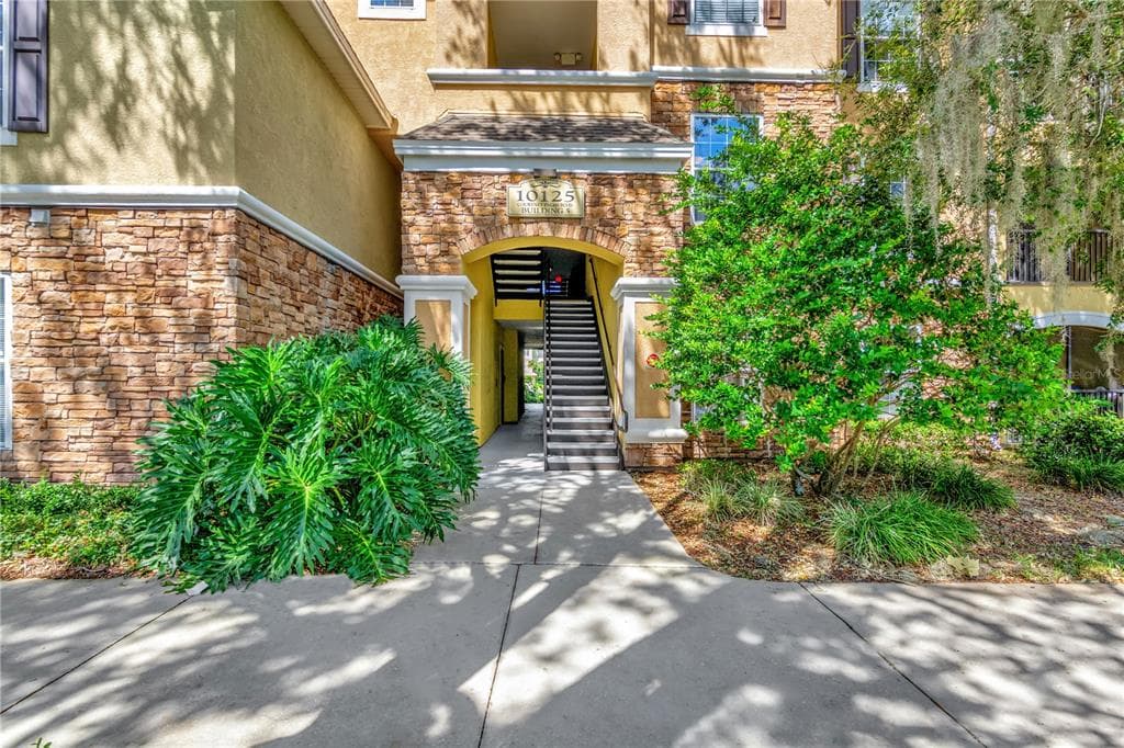 10125 COURTNEY PALMS BOULEVARD UNIT 201 TAMPA, FL 33619