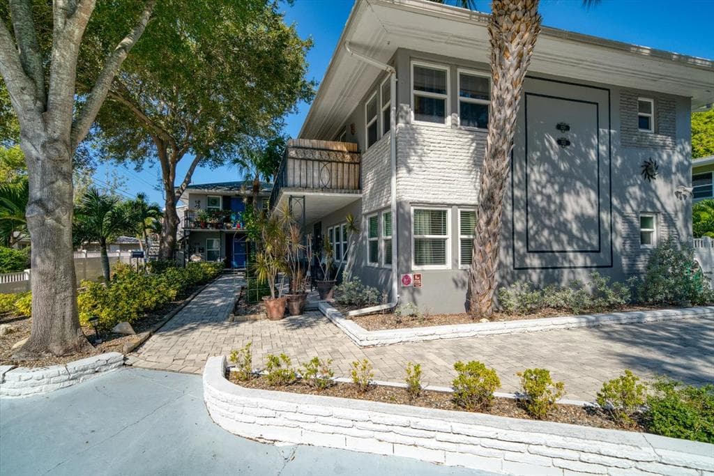 1120 BEACH DRIVE NE ST PETERSBURG, FL 33701