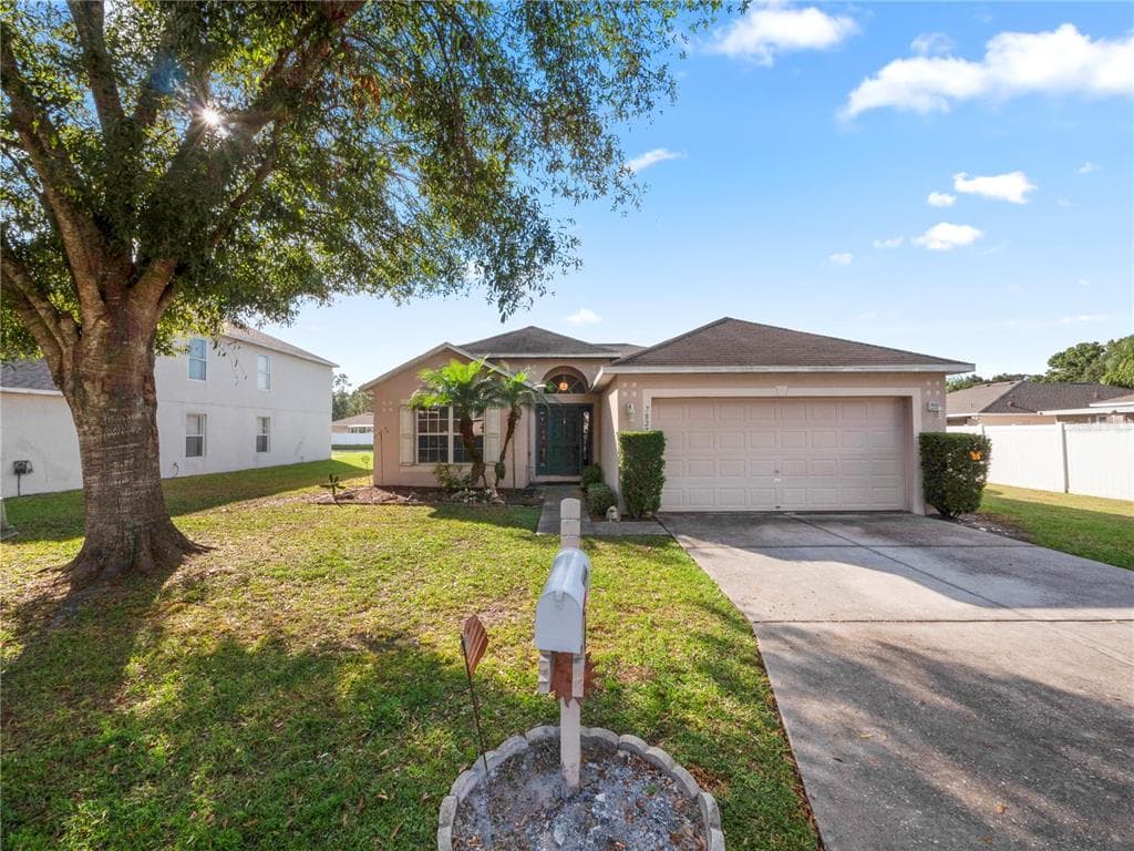 7822 COUNTRY CHASE AVENUE LAKELAND, FL 33810