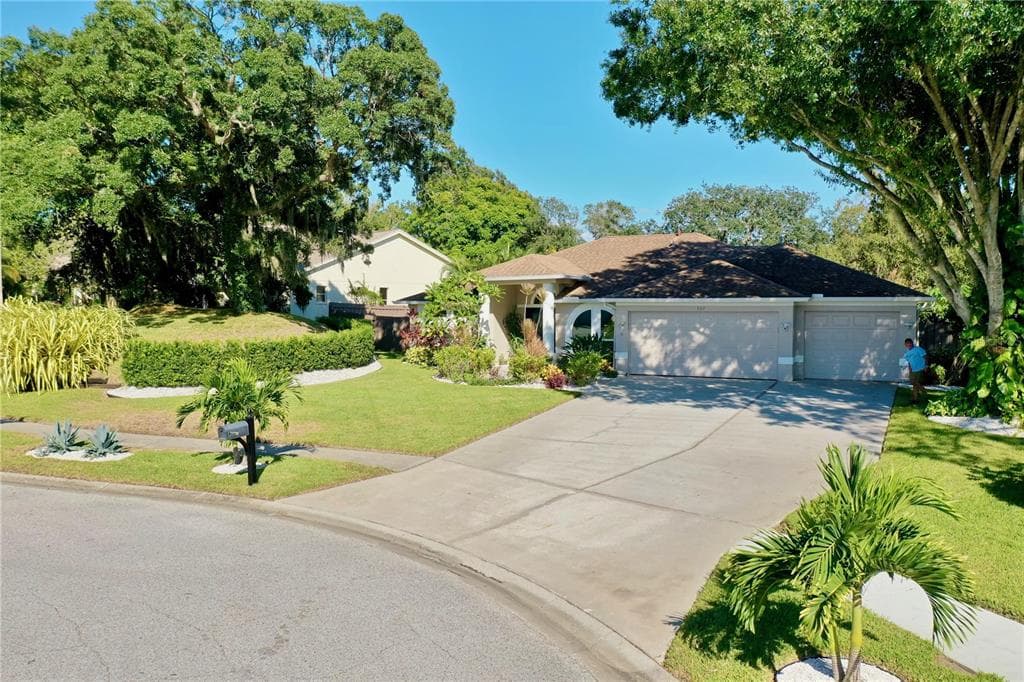 727 HIDDEN LAKE DRIVE TARPON SPRINGS, FL 34689