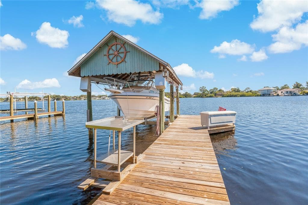 640 BAYSHORE DRIVE TARPON SPRINGS, FL 34689