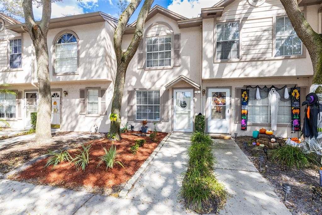 2216 FLETCHERS POINT CIRCLE TAMPA, FL 33613