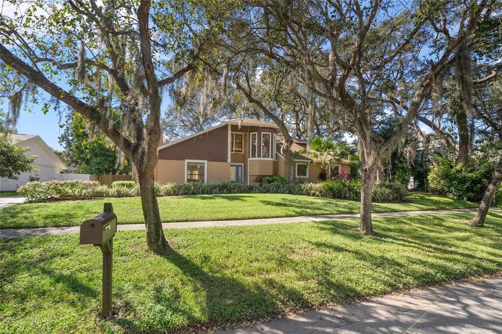 1025 PENINSULA AVENUE TARPON SPRINGS, FL 34689
