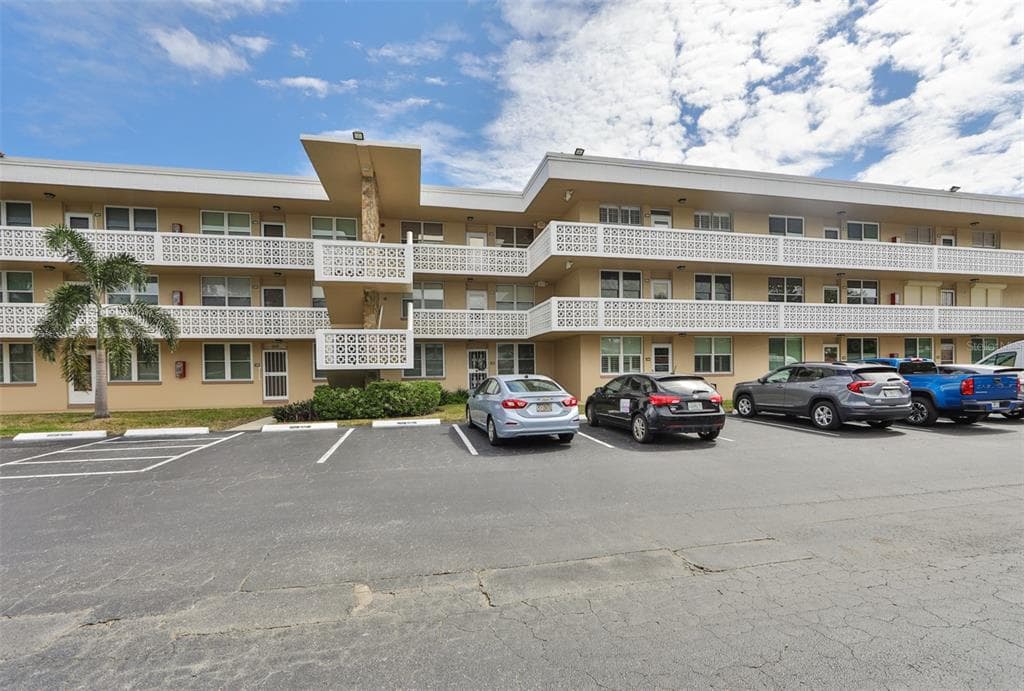 4915 BAY STREET NE UNIT 324 ST PETERSBURG, FL 33703