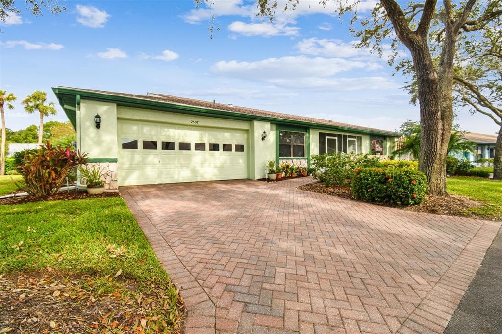 2507 LANGTREE COURT UNIT 214 SUN CITY CENTER, FL 33573