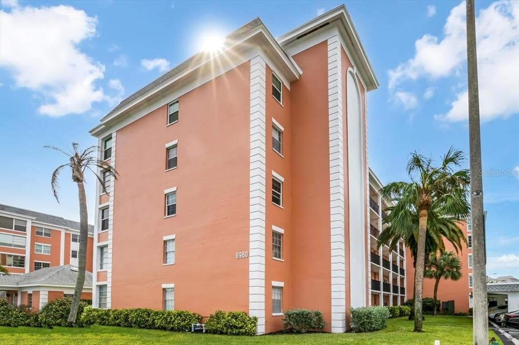 6960 20TH AVENUE N UNIT 307 ST PETERSBURG, FL 33710