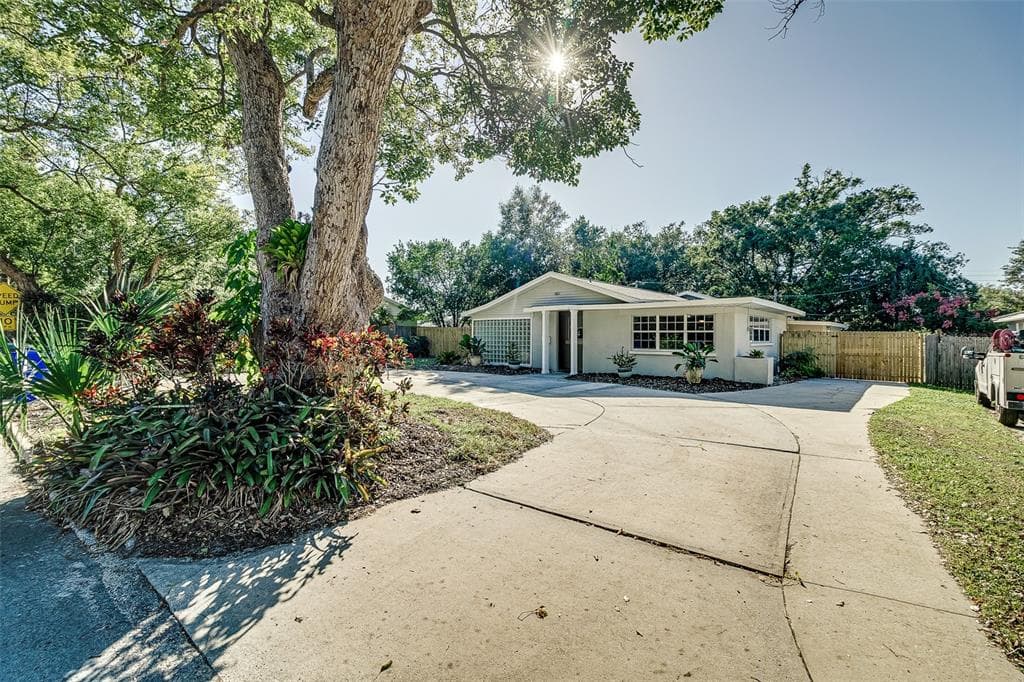 1645 CAMPHOR DRIVE LAKELAND, FL 33803