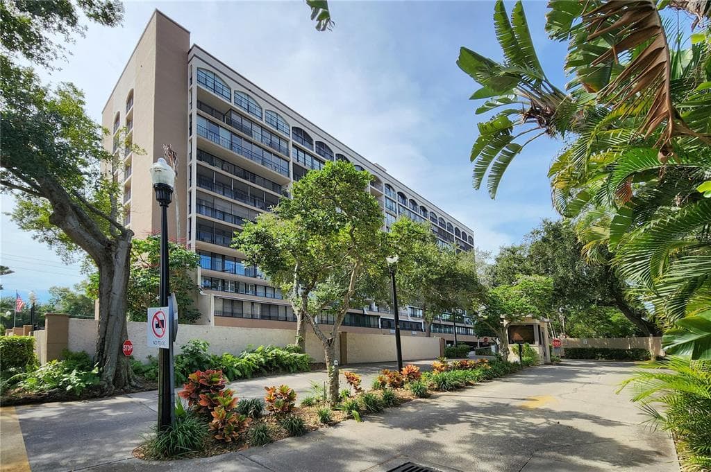 3211 W SWANN AVENUE UNIT 902 TAMPA, FL 33609