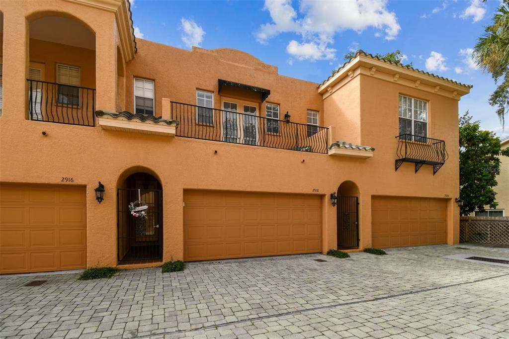 2918 HANSEN MANOR LANE TAMPA, FL 33611