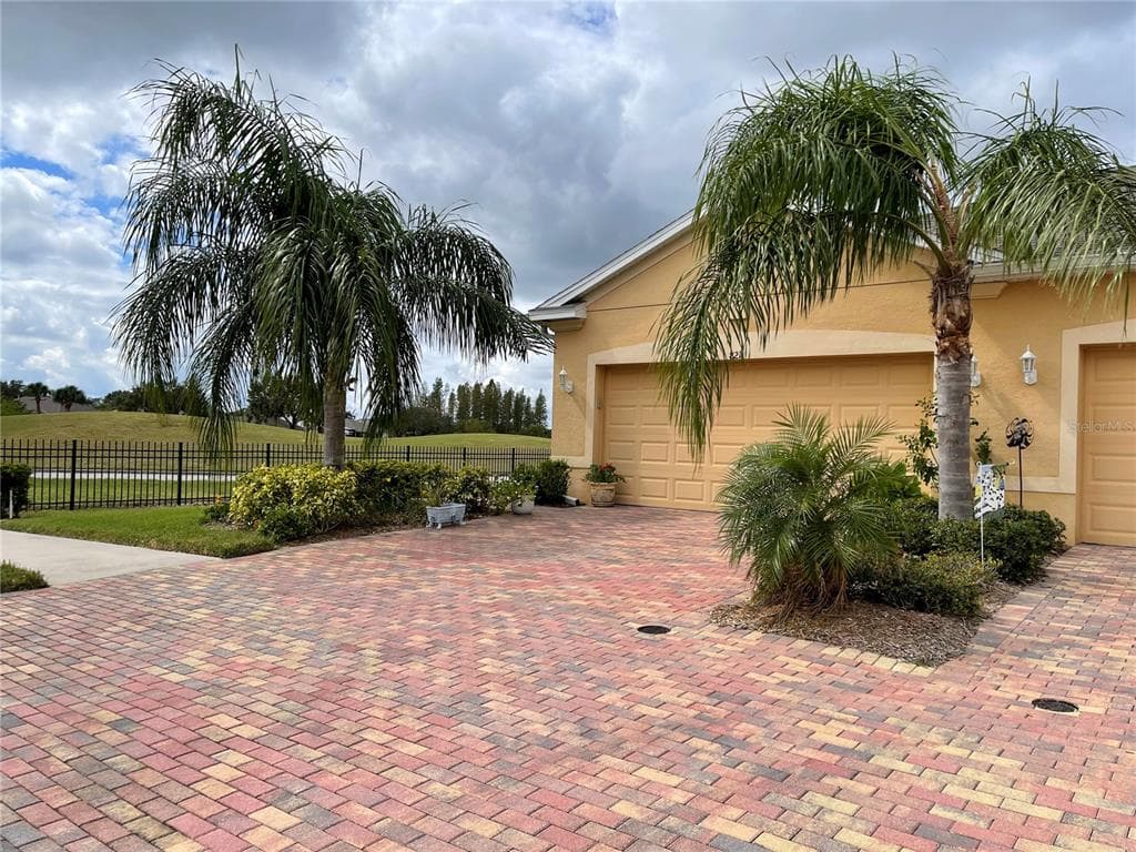 821 CHIPPER DRIVE SUN CITY CENTER, FL 33573