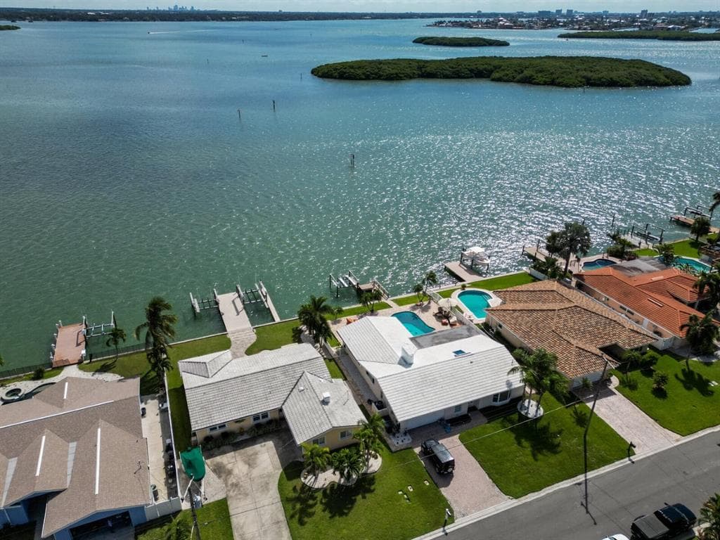 533 JOHNS PASS AVENUE MADEIRA BEACH, FL 33708