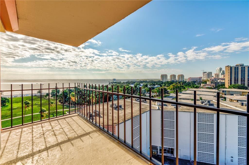 1120 N SHORE DRIVE NE UNIT 905 ST PETERSBURG, FL 33701