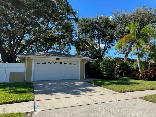 1119 BREEZE DRIVE LARGO, FL 33770
