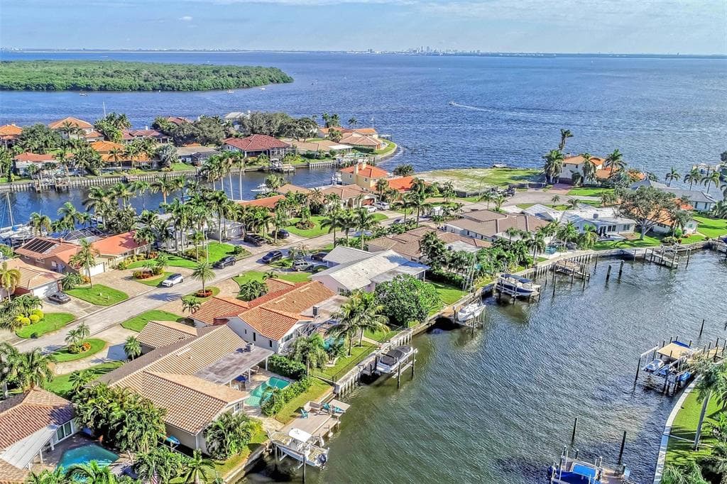 2064 MICHIGAN AVENUE NE ST PETERSBURG, FL 33703