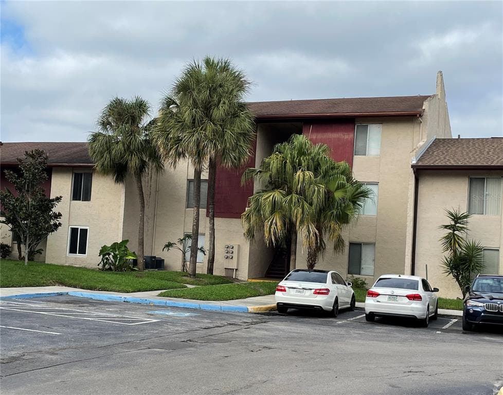 3829 S LAKE DRIVE UNIT 213 TAMPA, FL 33614