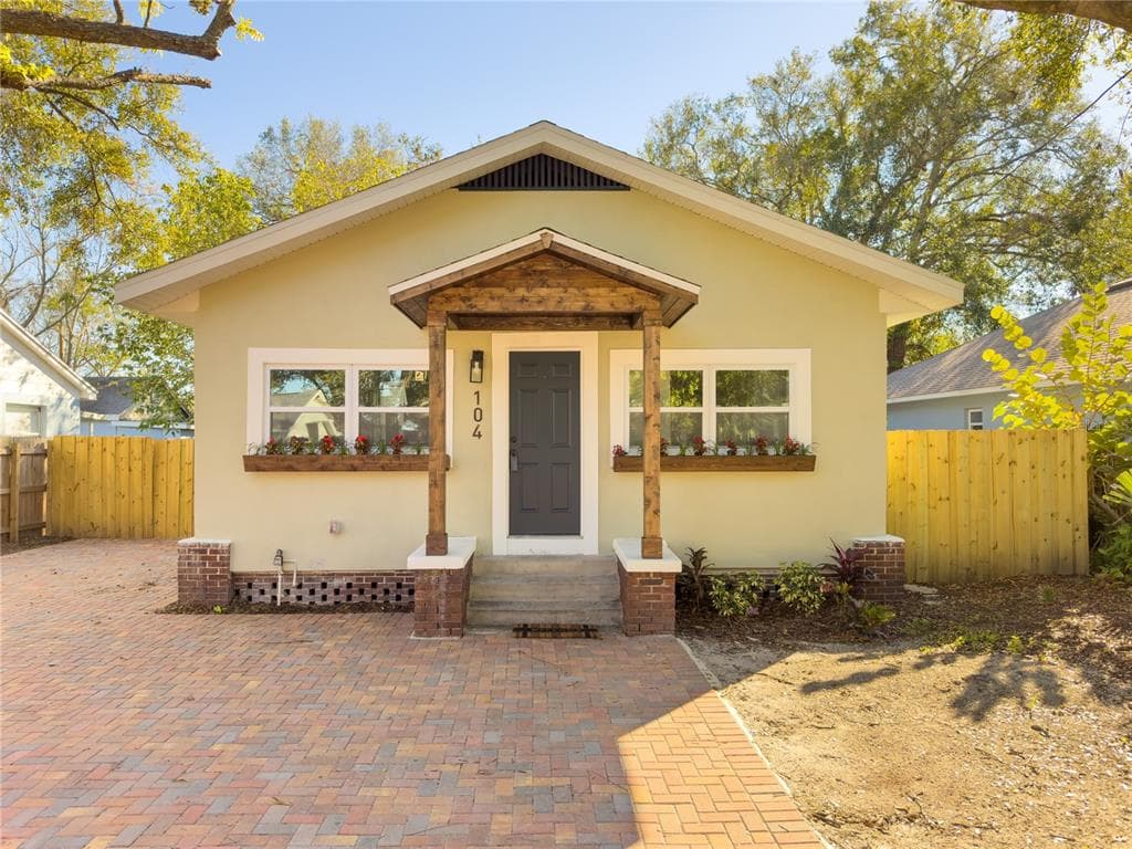 104 W CAYUGA STREET TAMPA, FL 33603