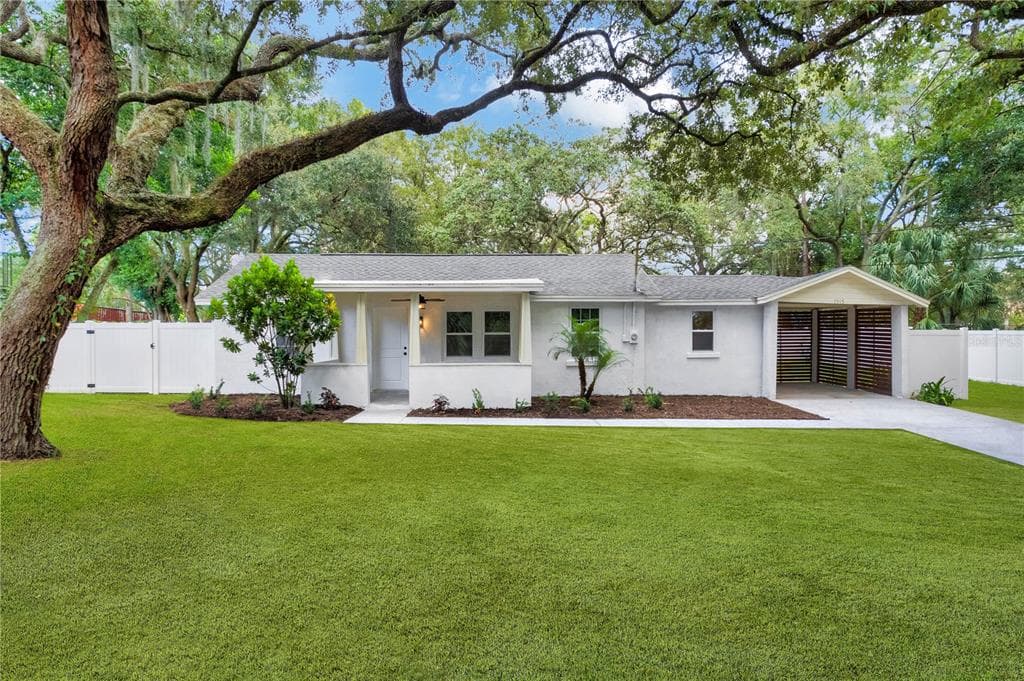 7915 LAKESHORE DRIVE TAMPA, FL 33604