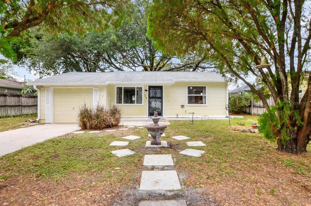 129 NW LINCOLN CIRCLE N ST PETERSBURG, FL 33702
