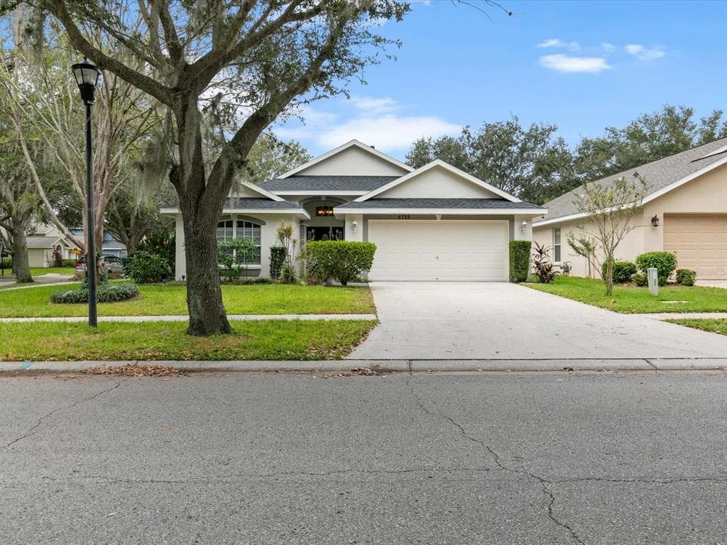 5725 HAWKLAKE ROAD LITHIA, FL 33547