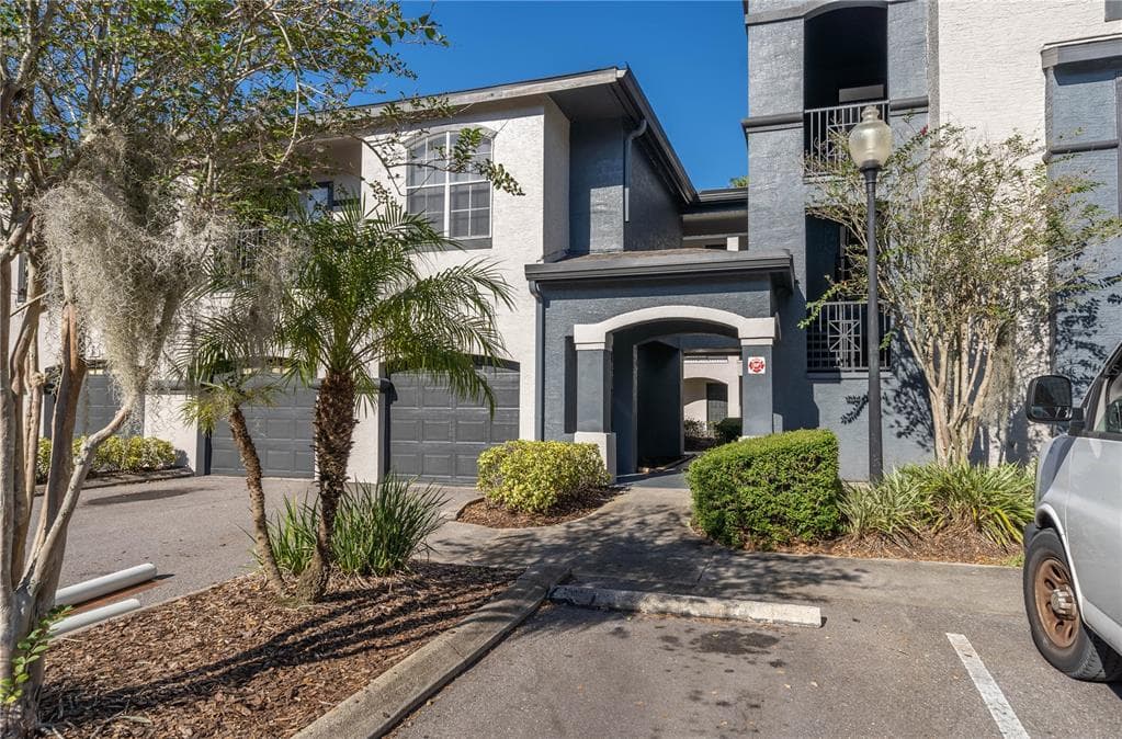 8516 ISLAND BREEZE LANE UNIT 103 TEMPLE TERRACE, FL 33637
