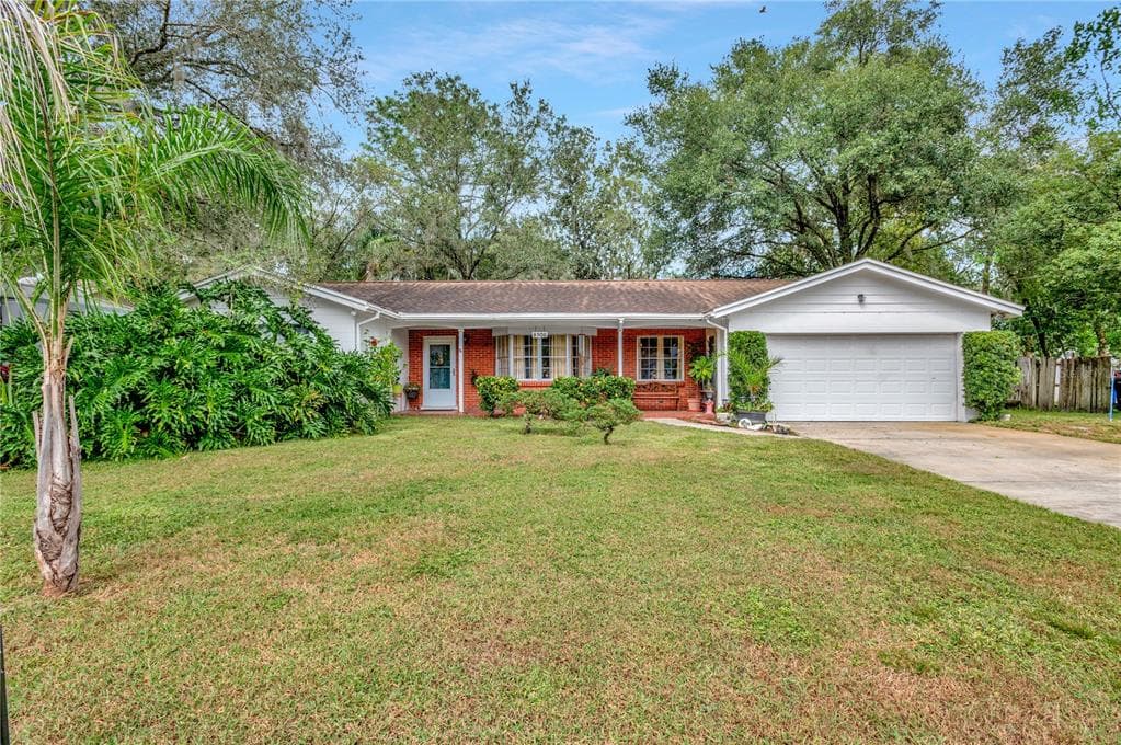 8906 E LANWAY DR TAMPA, FL 33637