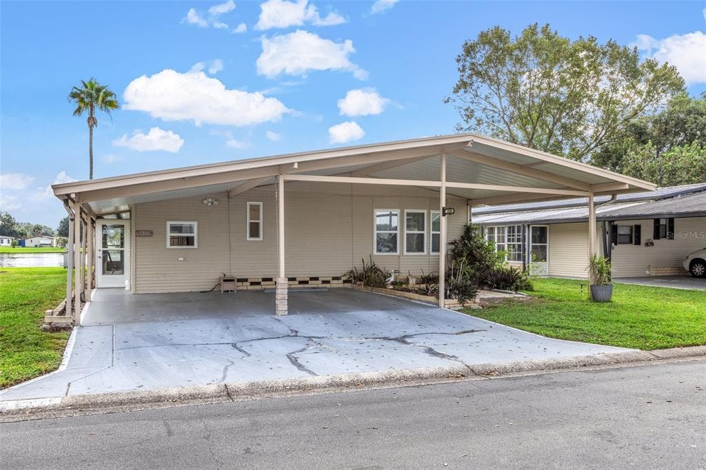 3200 HIDDEN LAKE DRIVE WESLEY CHAPEL, FL 33543