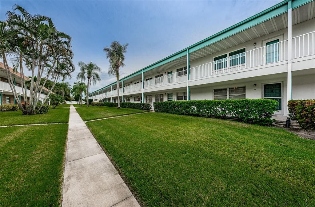 5217 81ST STREET N UNIT 11 ST PETERSBURG, FL 33709