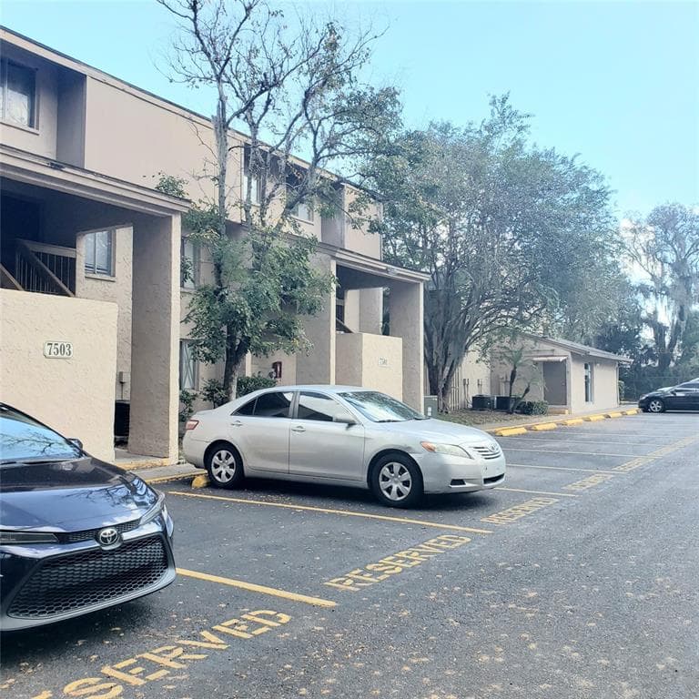 7505 PRESLEY PLACE UNIT B TAMPA, FL 33617