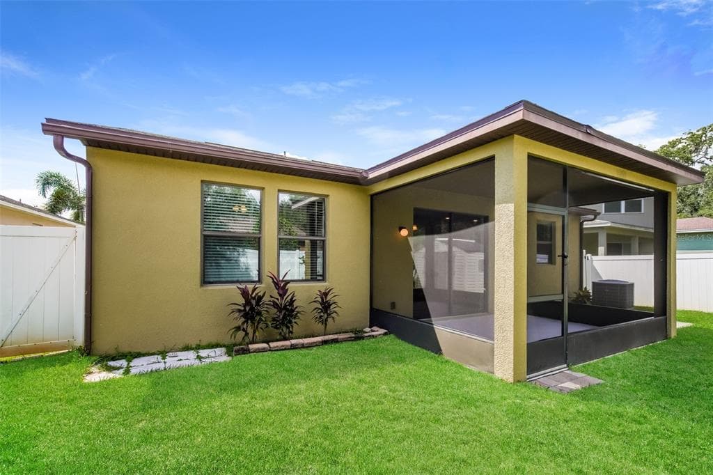 1043 HERMOSA WAY KISSIMMEE, FL 34744