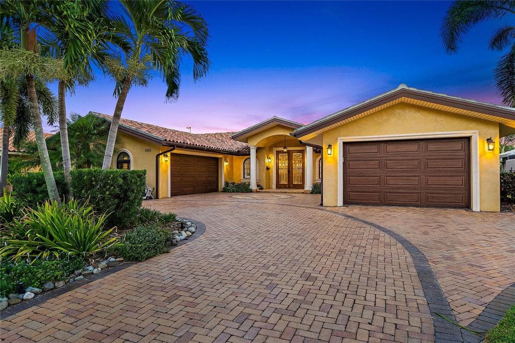 1931 KENTUCKY AVENUE NE ST PETERSBURG, FL 33703