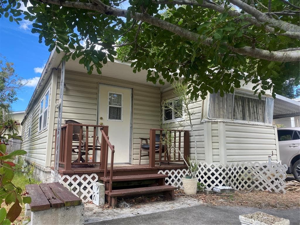 709 DRIFTWOOD LANE TARPON SPRINGS, FL 34689