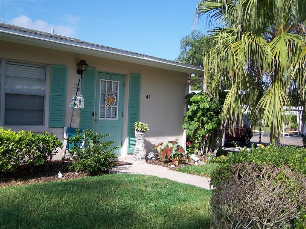 402 DORCHESTER PLACE UNIT B-41 SUN CITY CENTER, FL 33573