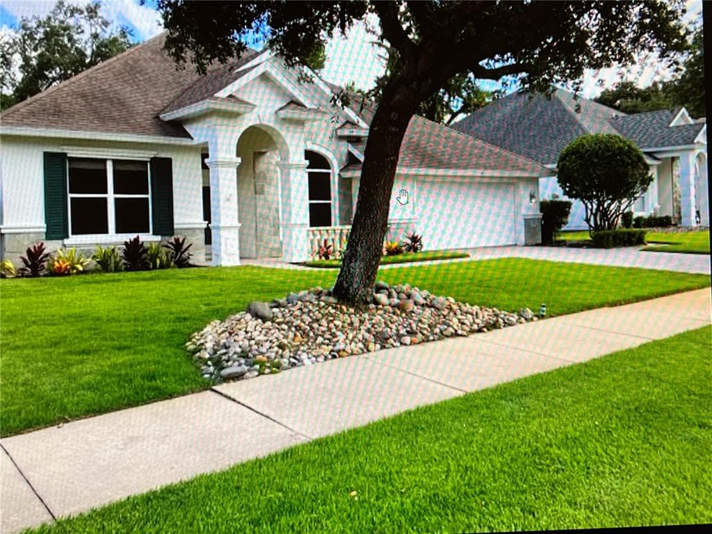 6 LIONSHEAD DRIVE