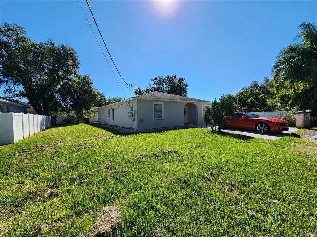 8107 N LOIS AVENUE TAMPA, FL 33614
