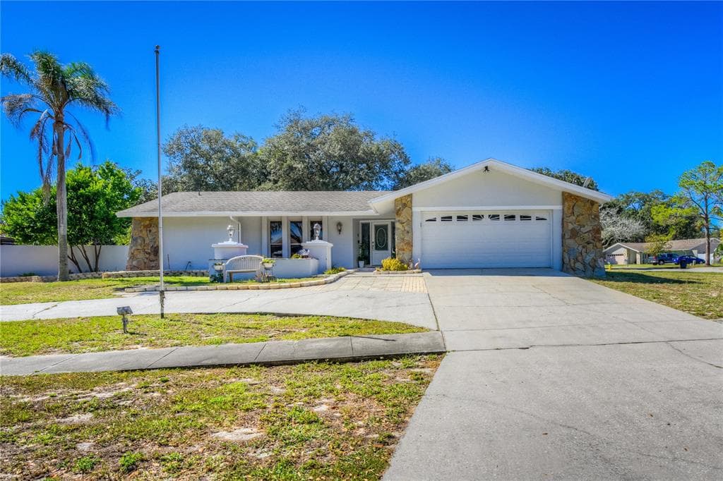 1126 LANCER LANE TARPON SPRINGS, FL 34689