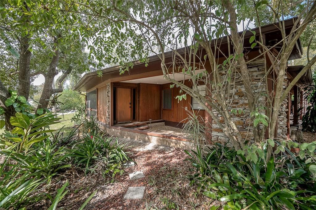 234 S RIVERHILLS DRIVE TEMPLE TERRACE, FL 33617