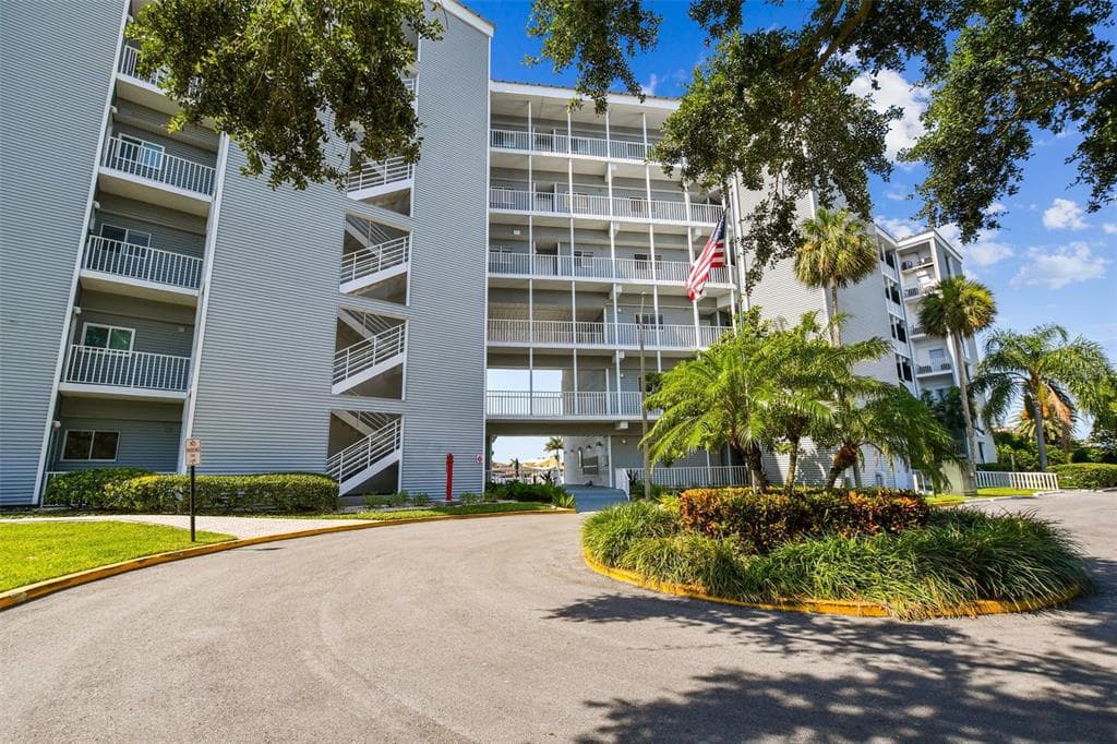 610 ISLAND WAY UNIT 303 CLEARWATER, FL 33767