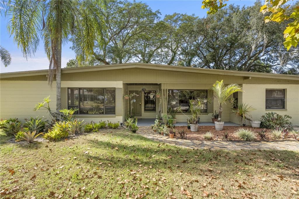 8016 CARDINAL DRIVE TAMPA, FL 33617