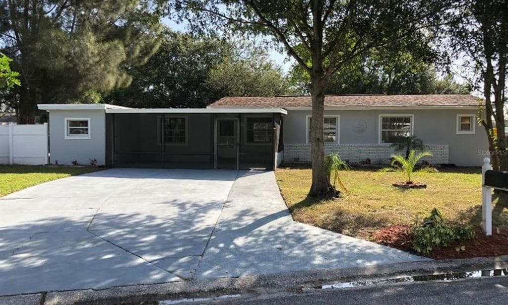 7001 ONYX DRIVE N ST PETERSBURG, FL 33702