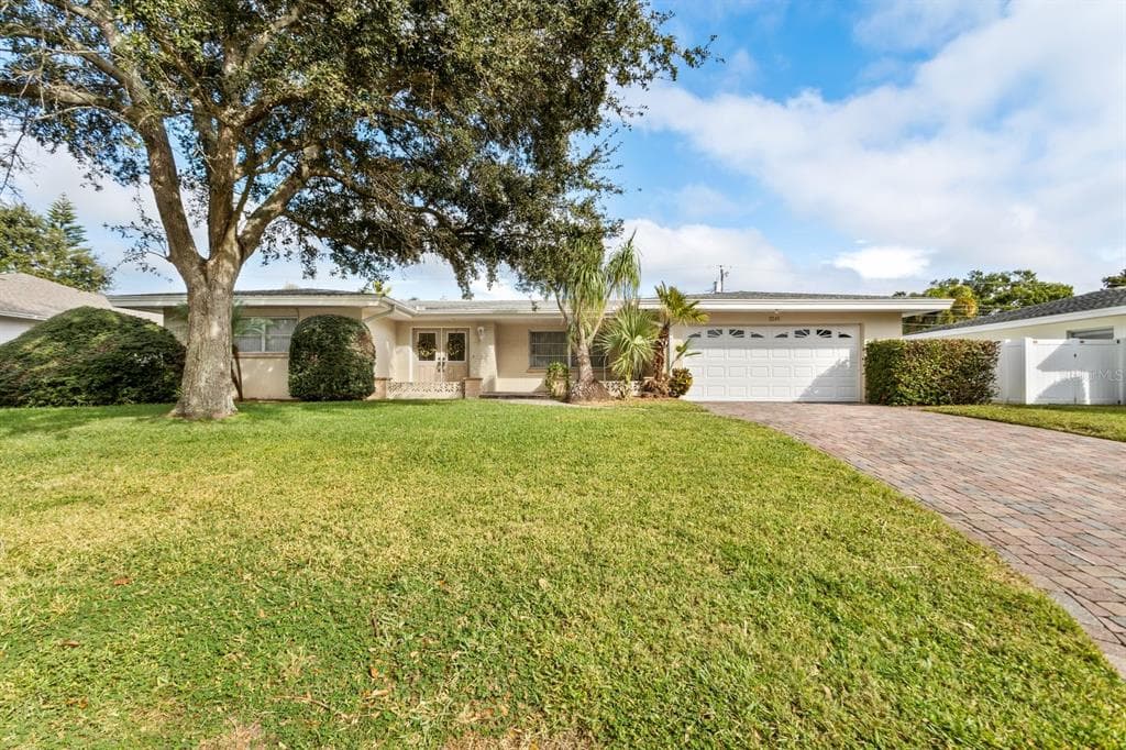 2245 INDIAN AVENUE N BELLEAIR BLUFFS, FL 33770