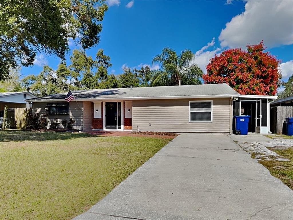 8008 N LYNN AVENUE TAMPA, FL 33604