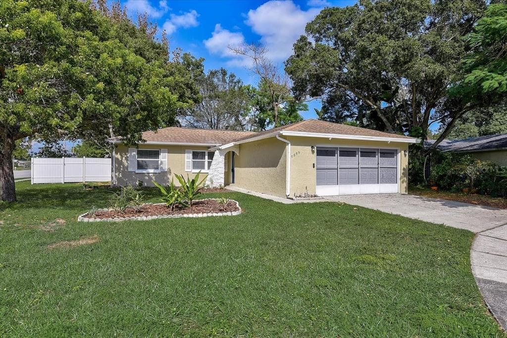 7095 CROSSLAKE CIRCLE N ST PETERSBURG, FL 33709
