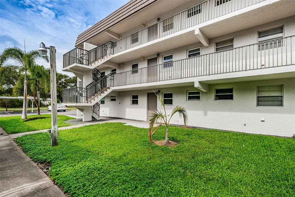 9815 47TH AVENUE N UNIT 302 ST PETERSBURG, FL 33708
