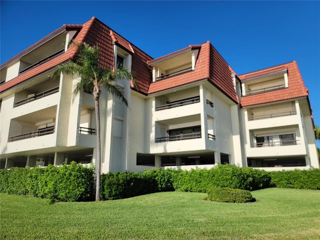 135 1ST STREET E UNIT 102 TIERRA VERDE, FL 33715