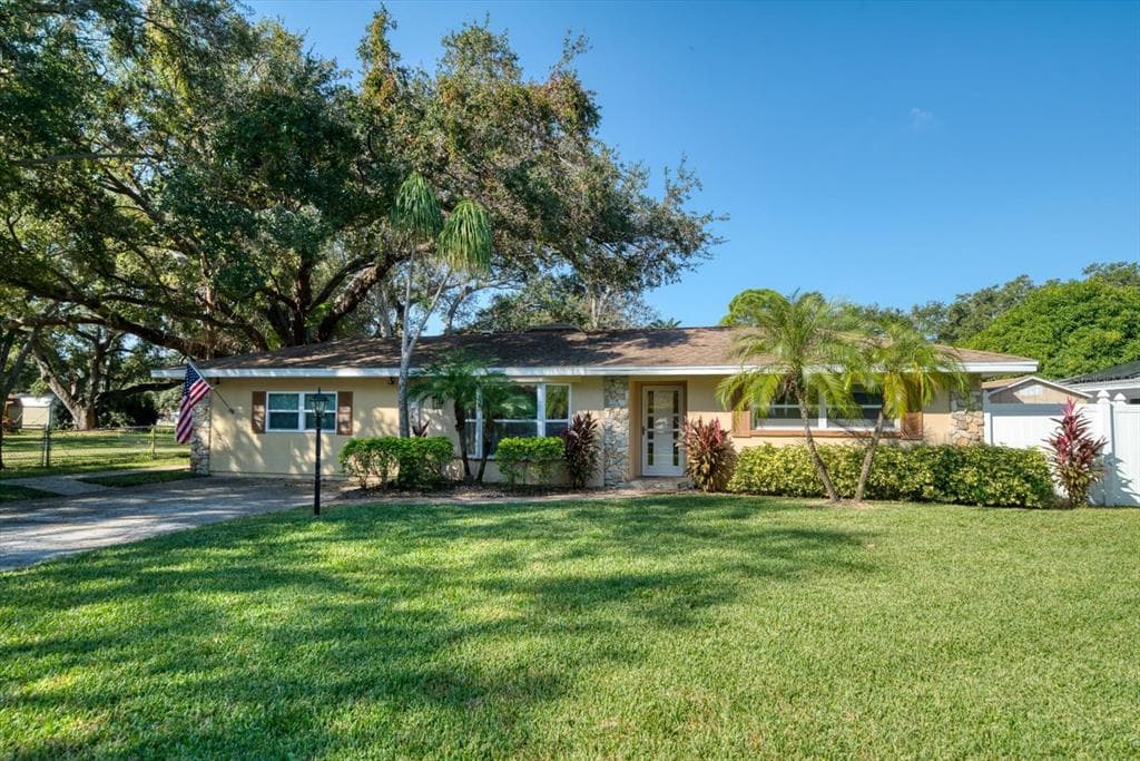 1394 OAKBROOK DRIVE LARGO, FL 33770