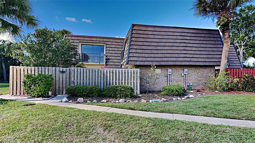 2111 VISTA OAKS CIRCLE NE PALM BAY, FL 32905