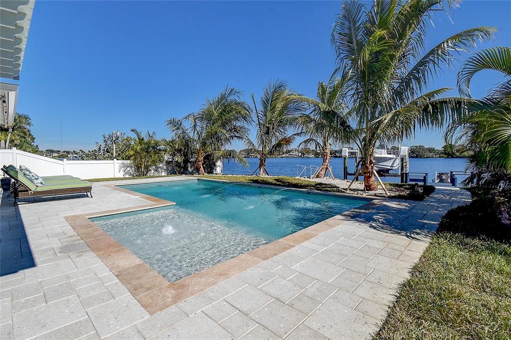 658 BAYSHORE DRIVE TARPON SPRINGS, FL 34689