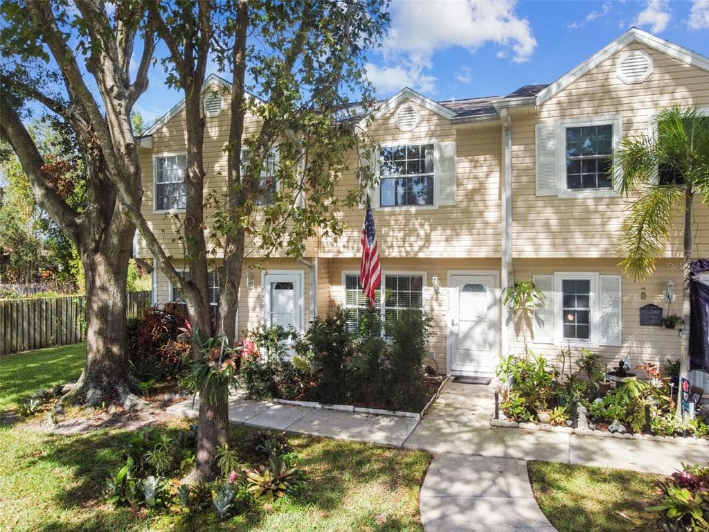 8552 J R MANOR DRIVE TAMPA, FL 33634